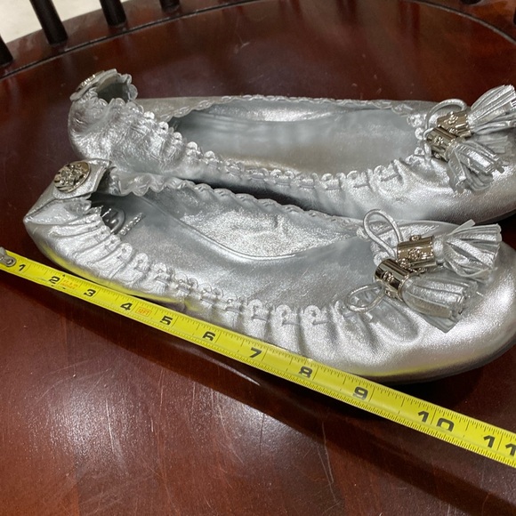 TORY BURCH SILVER LEATHER BALLET FLATS SHOES FESTIVE TASSELS FRONT SIZE 11 NEW - Picture 15 of 16